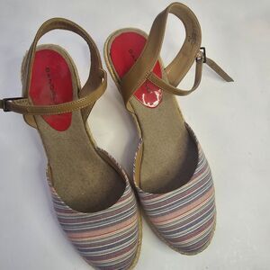 Womens Bandolino Wedge Sandals Multicolor Striped Closed Toe Sz 9.5 Casual S097